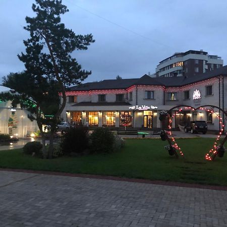 Park Hotel Karaganda Ngoại thất bức ảnh